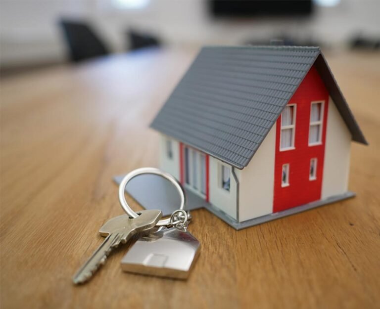 Maqueta de casa de lado de una llave real