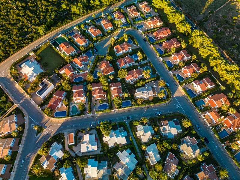 Toma aerea de un vecindario con muchas casas